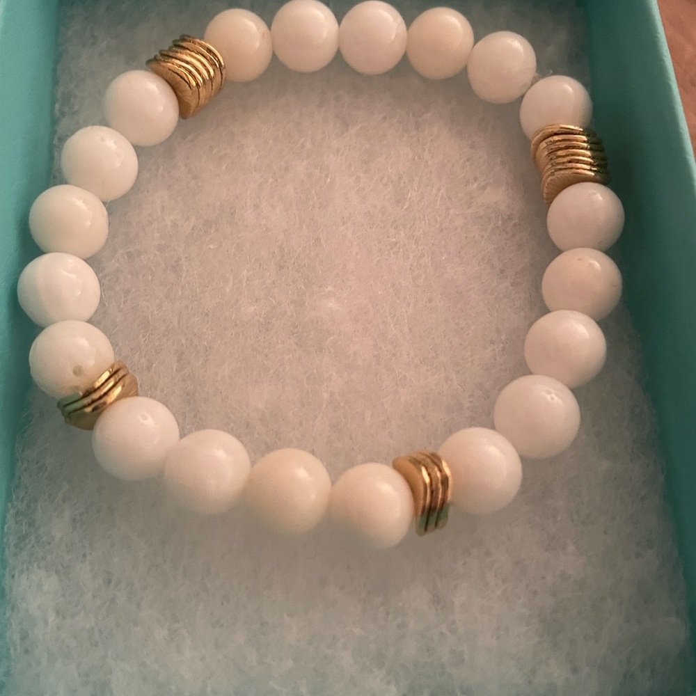Elegant White and Gold Beaded Bracelet